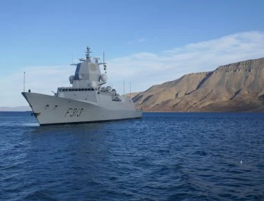 Ελληνικής ιδιοκτησίας δεξαμενόπλοιο συγκρούστηκε με νορβηγική φρεγάτα - Το πολεμικό πλοίο βυθίζεται! (βίντεο)